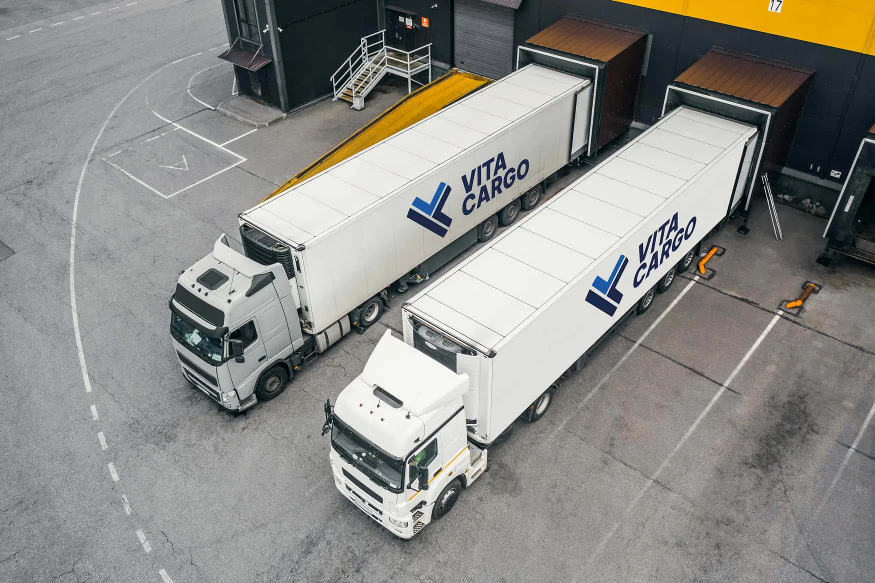Twee vrachtwagens die laden in het distributiecentrum